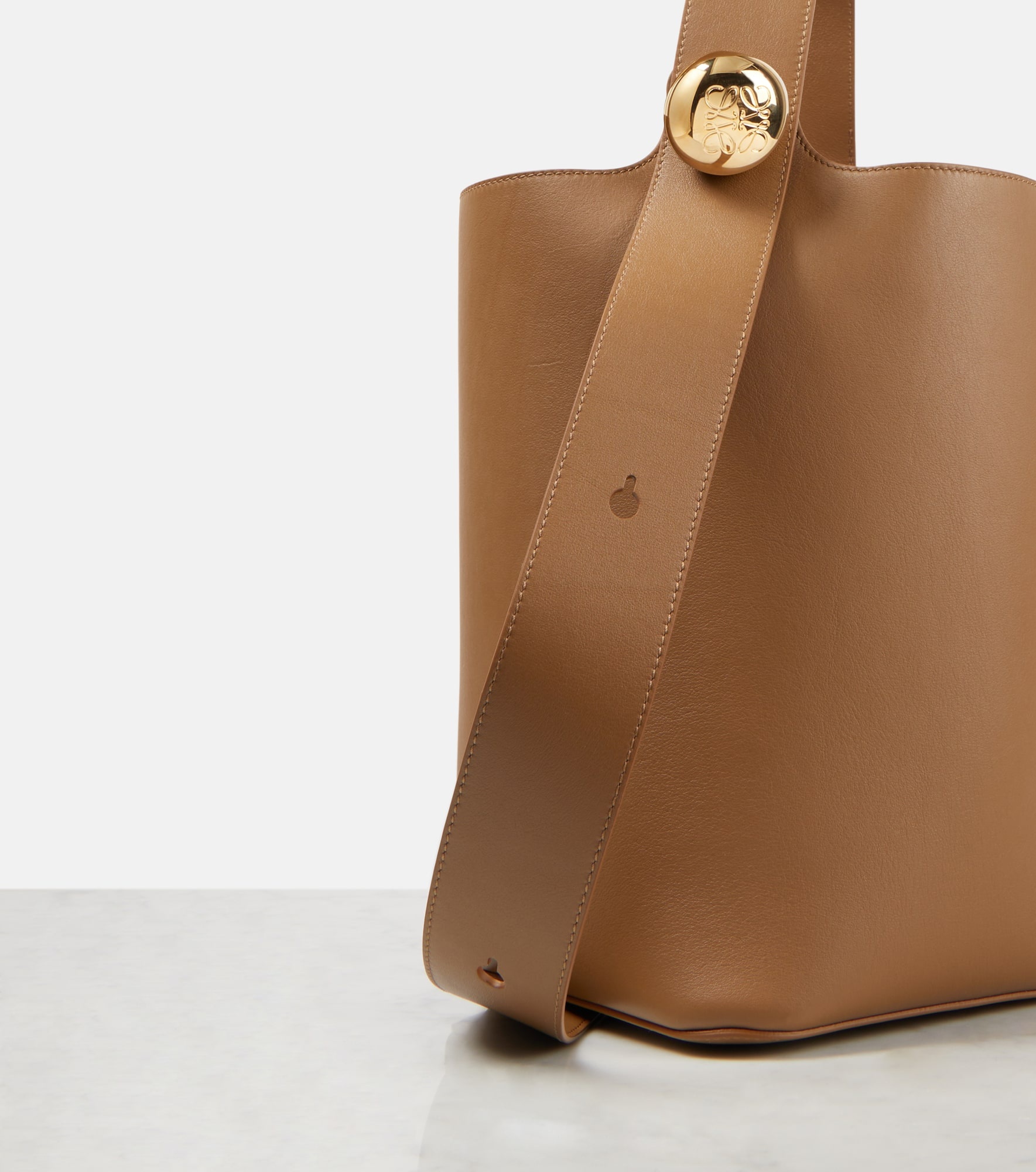 Pebble Medium leather bucket bag - 6