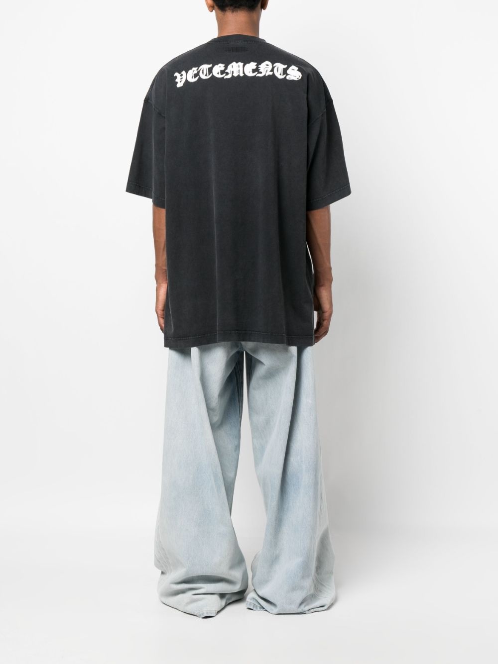 reverse anarchy-print T-shirt - 4