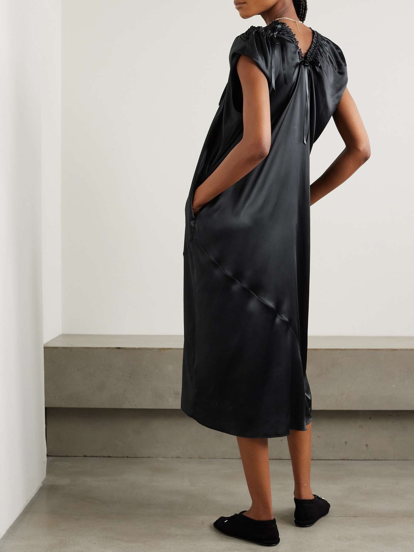 Tie-detailed ruched cutout silk-satin midi dress - 3