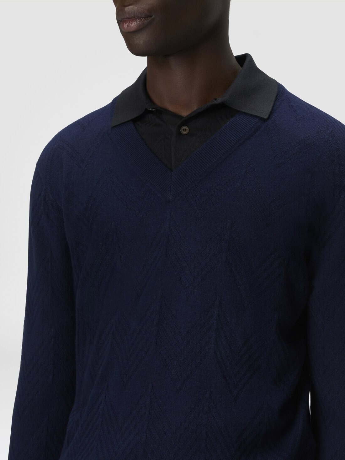 Tonal cashmere V-neck and zigzag pullover - 5