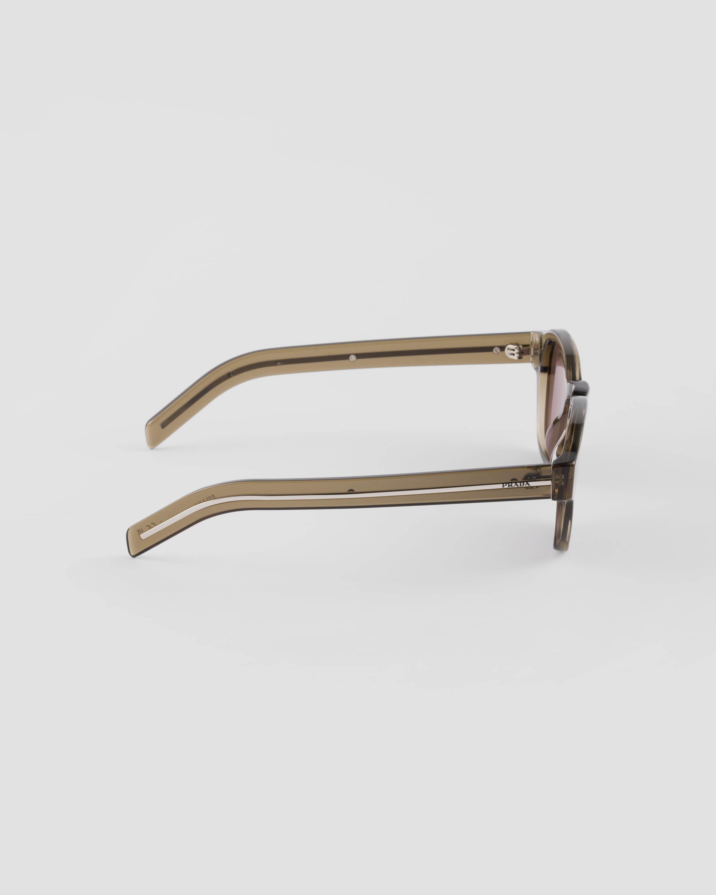 Sunglasses with the iconic metal plaque - 4