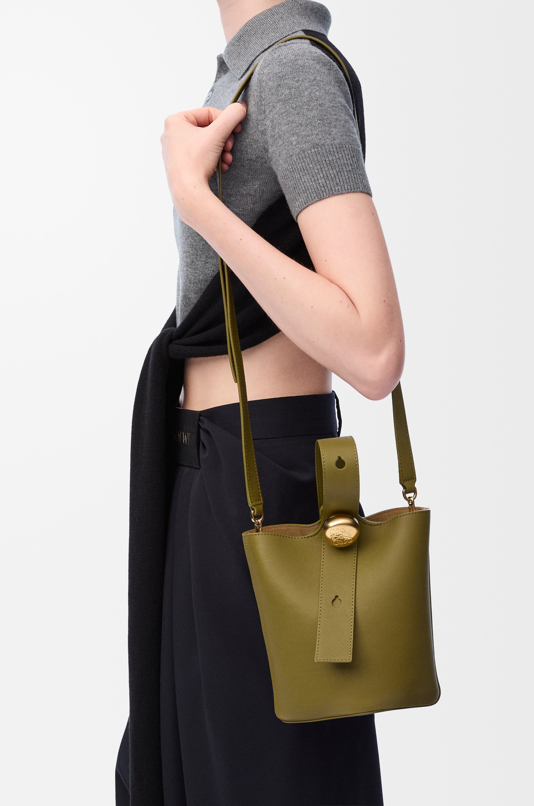 Mini Pebble Bucket bag in mellow calfskin - 4