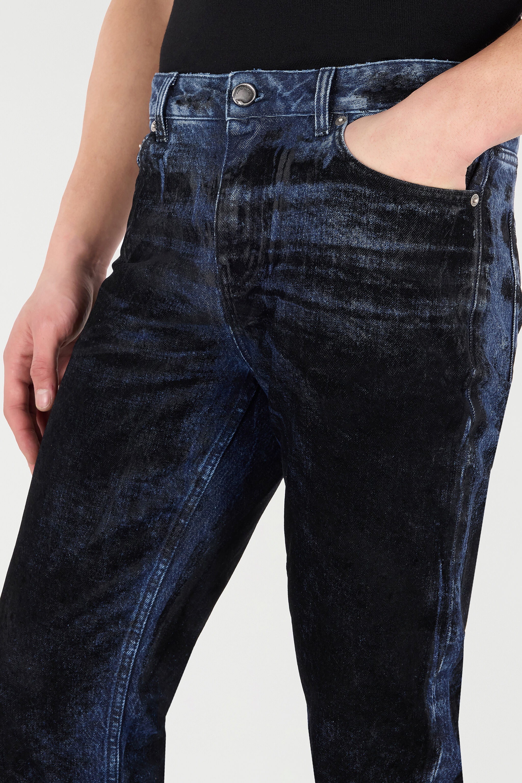 Jeans With Contrasting Discoloration Detailing - 5