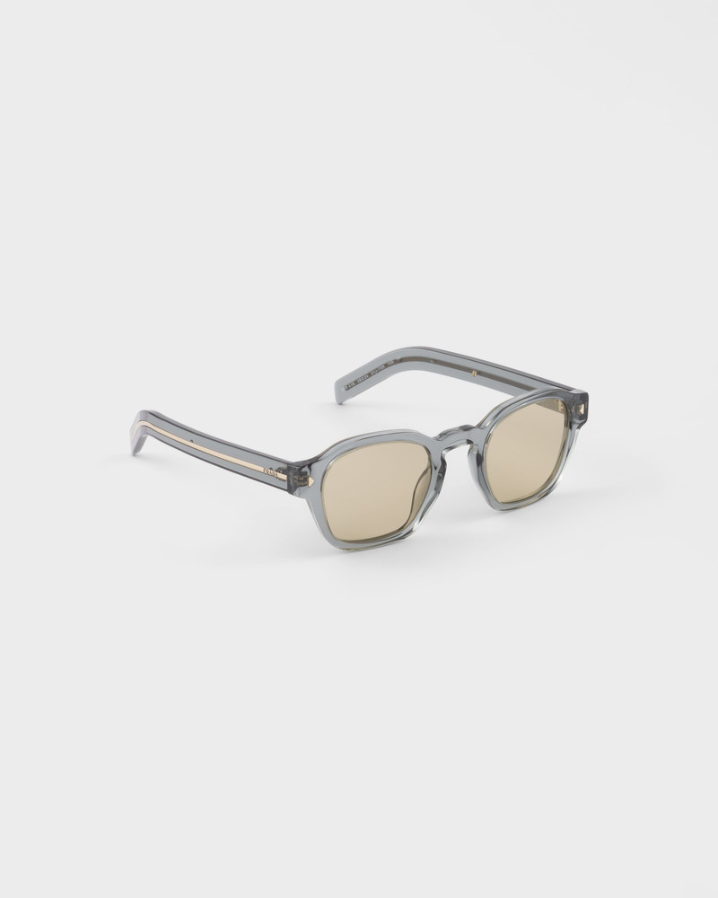 Sunglasses with the iconic metal plaque 3