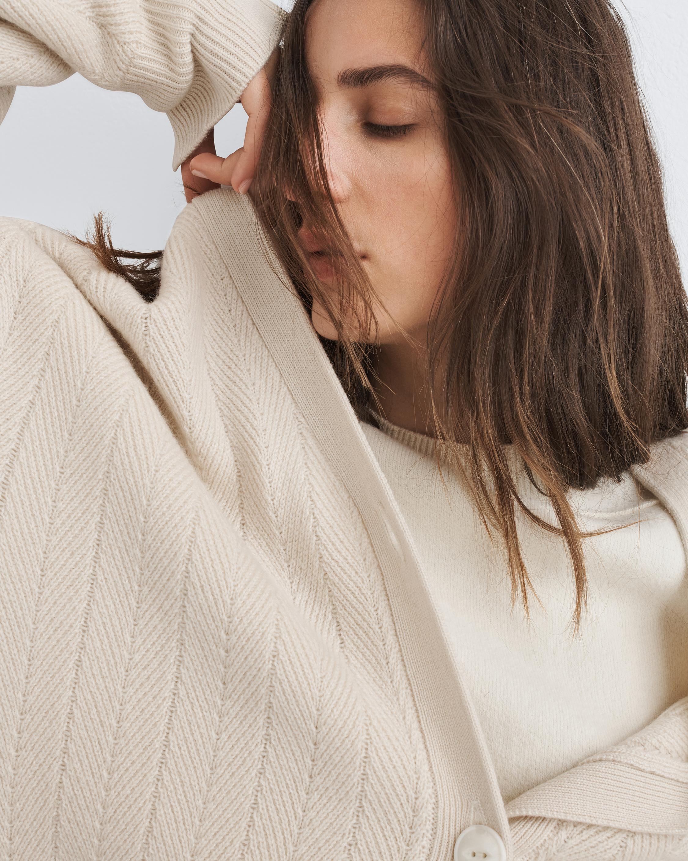 Durham Cashmere Cardigan
Oversized Fit - 6