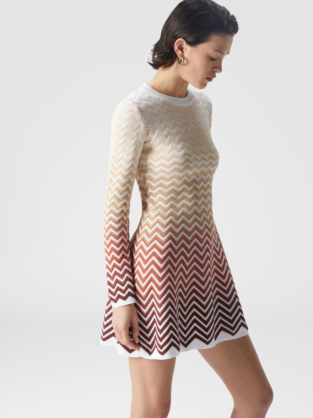 Flared mini-dress with dégradé chevron motif - 4