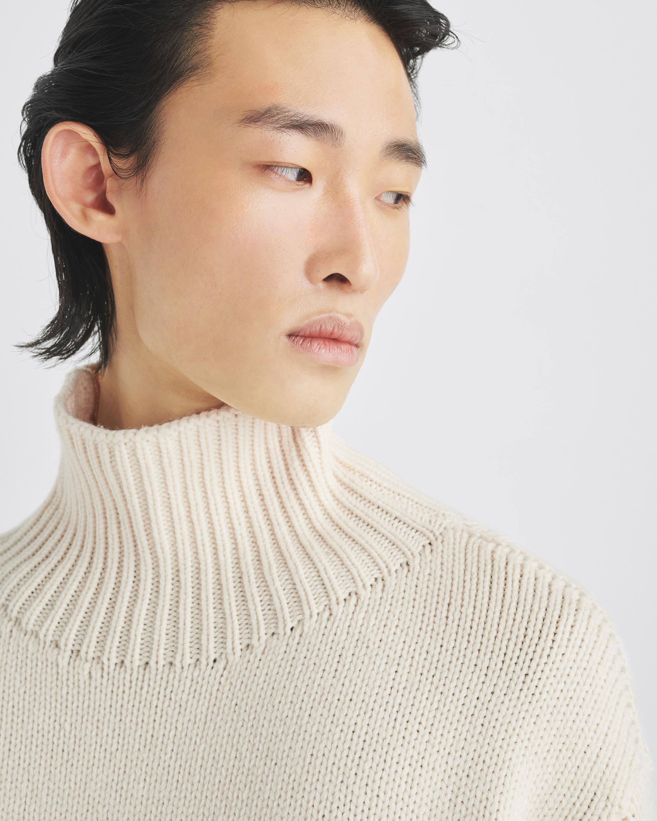 Baron Wool Turtleneck
Classic Fit - 7