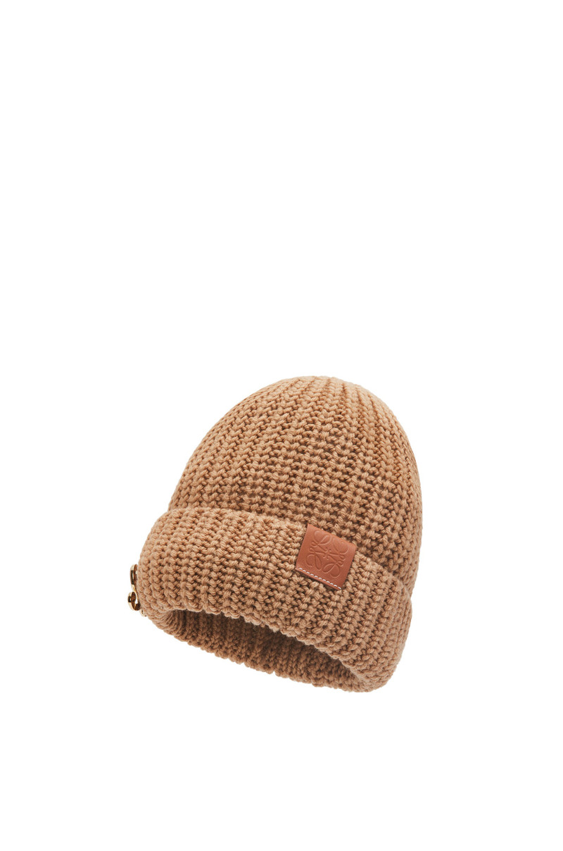 Anagram brooch beanie in wool 1