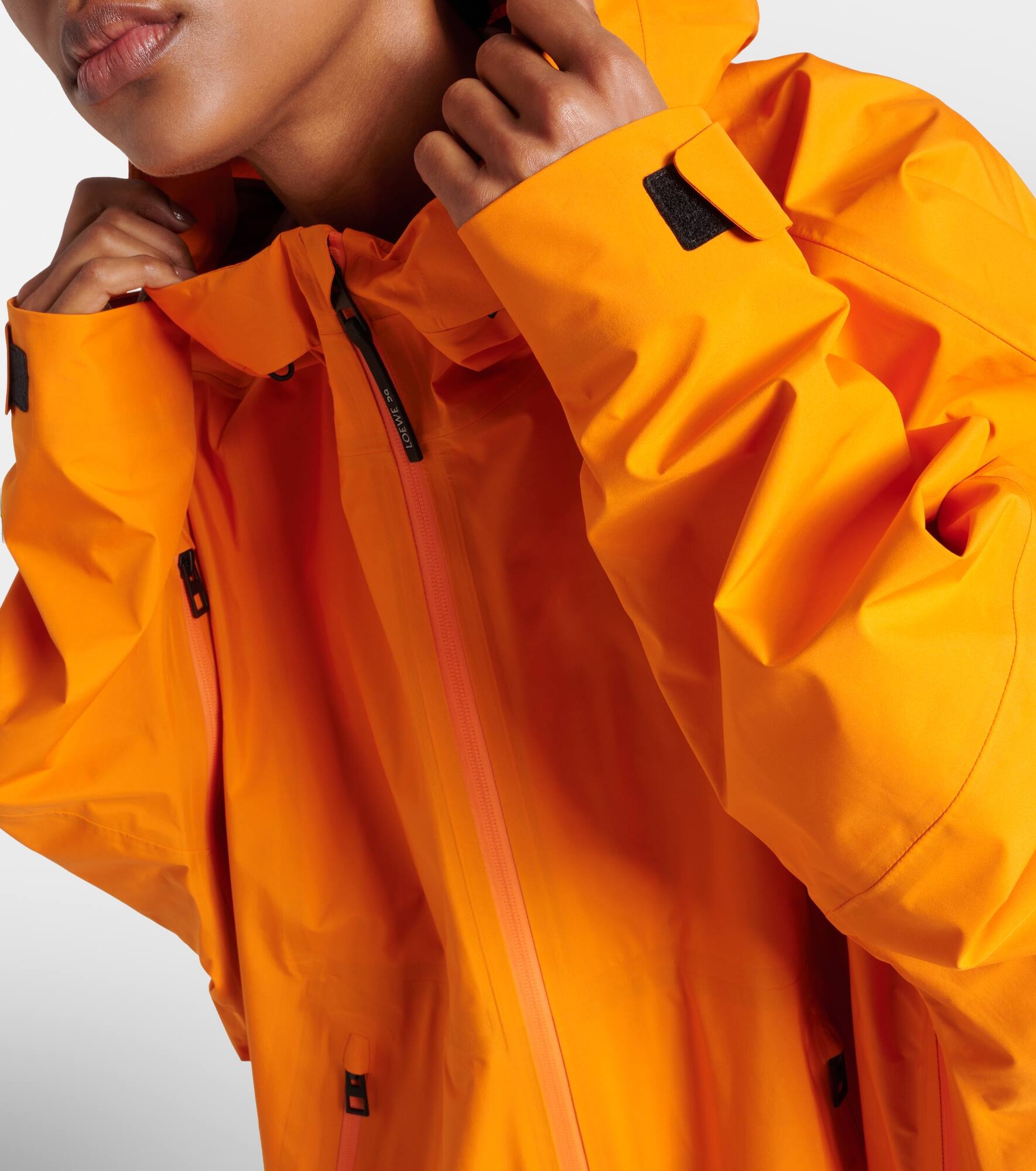 x On logo technical cape - 4