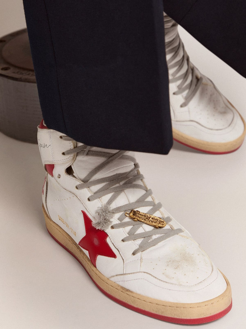 Golden Goose Men's lace accessory in old gold color in the shape of a skateboard outlook