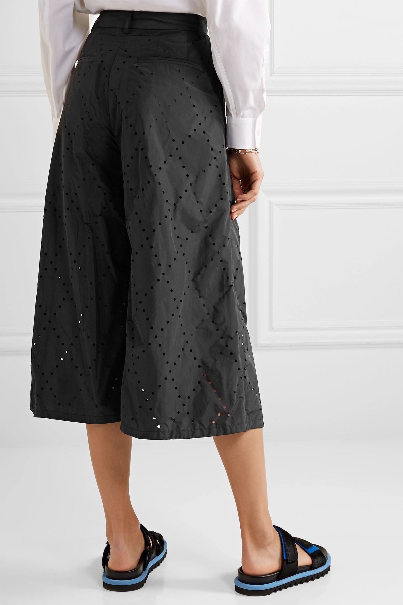 + 6 Noir Kei Ninomiya perforated shell culottes - 4