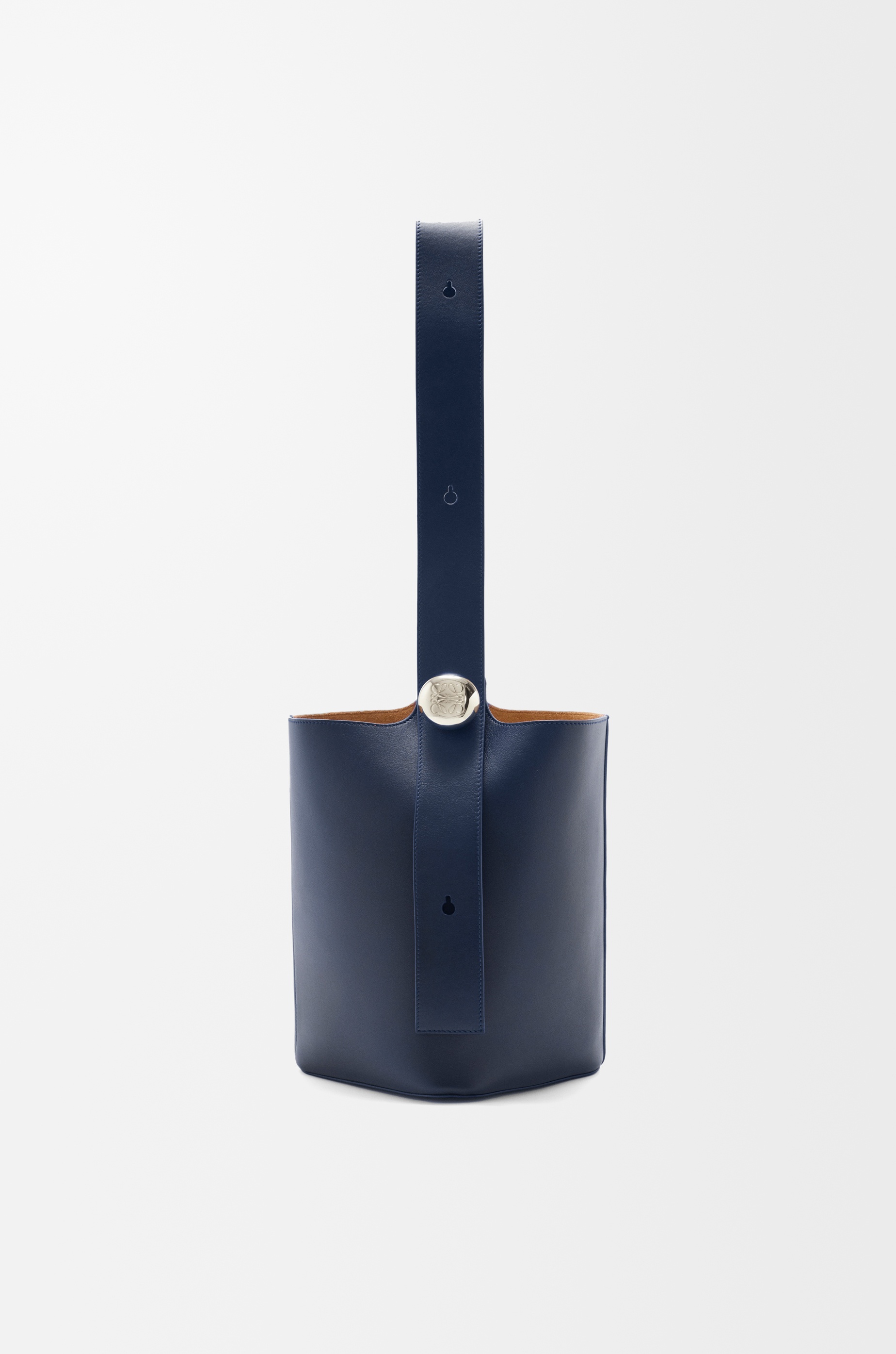 Medium Pebble Bucket bag in mellow calfskin - 4