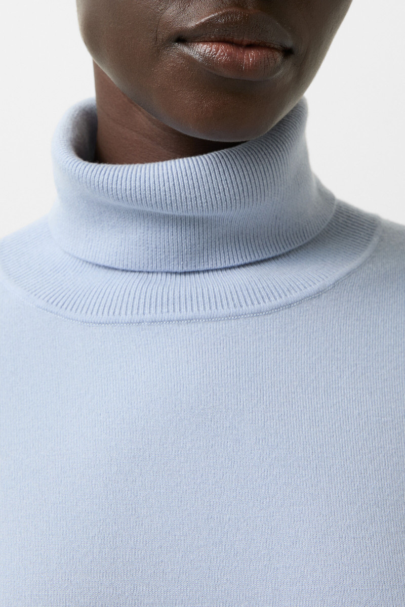 Vinny turtleneck pullover in Light blue 5