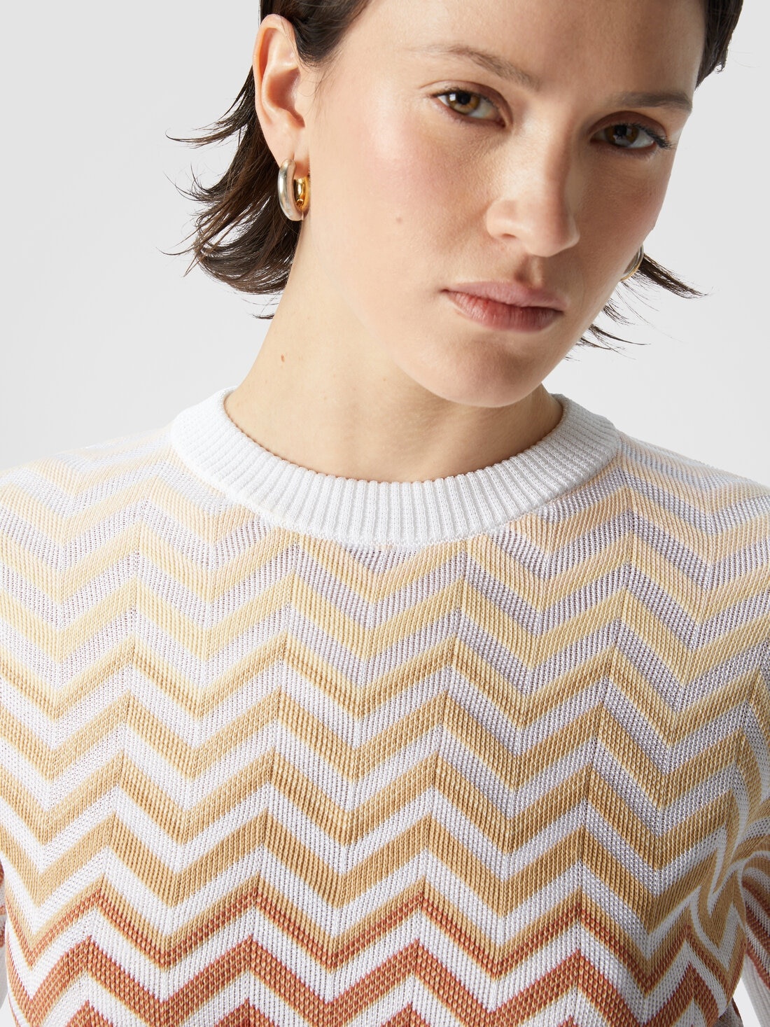 Short-sleeved crewneck sweater with dégradé chevron motif - 5