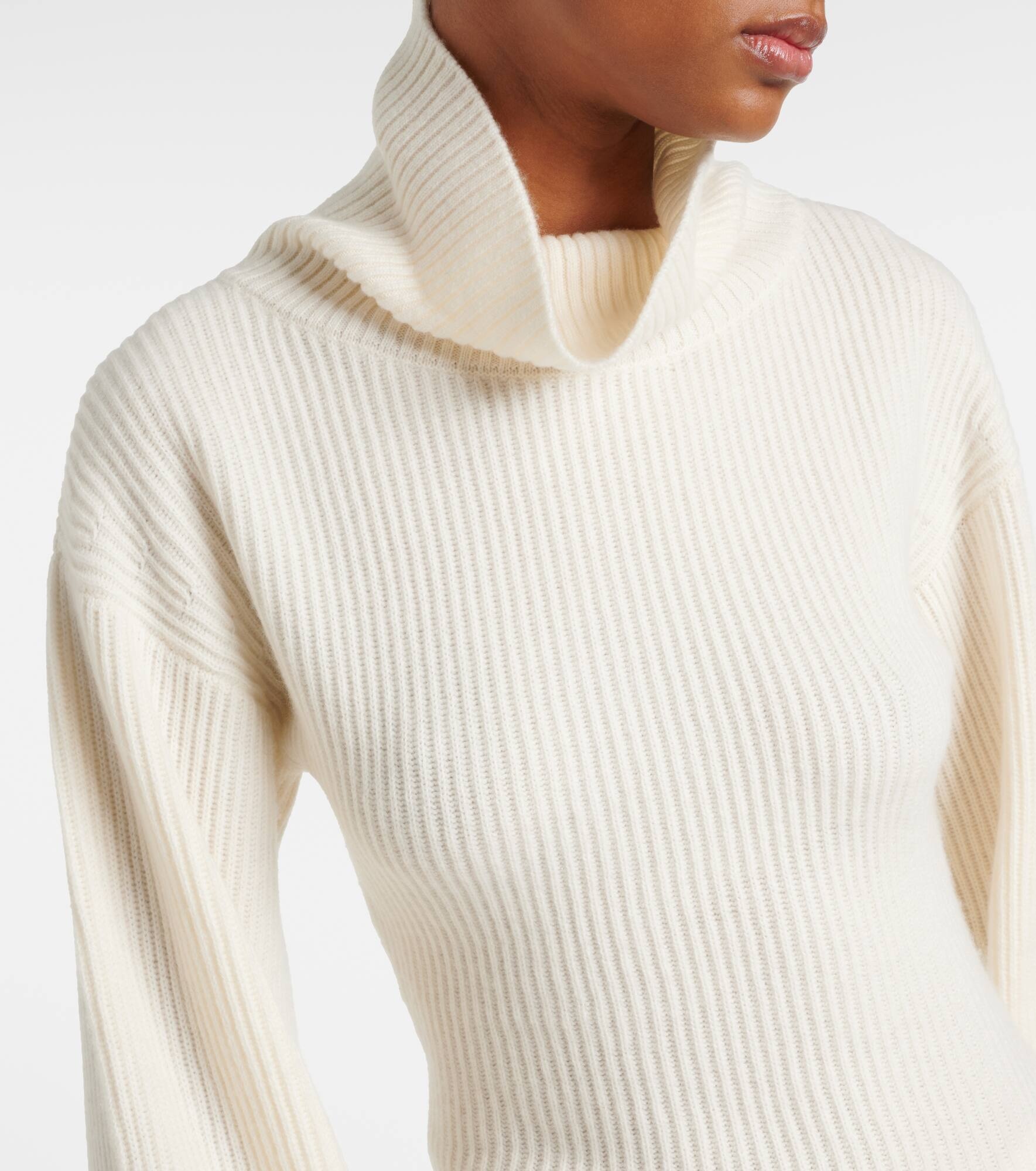 Cursa cashmere sweater dress and socks - 5