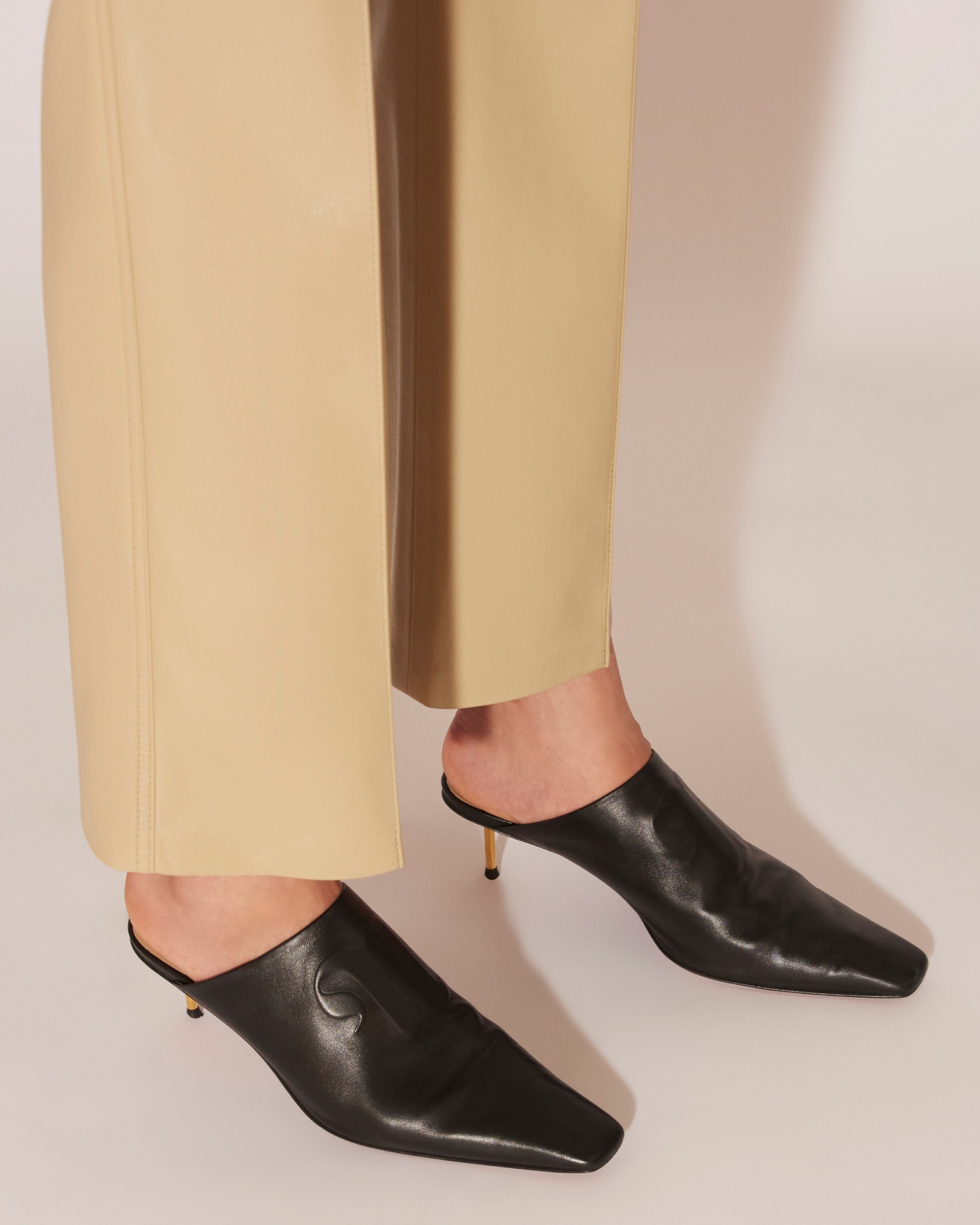 ZOEY - Vegan leather pleated pants - Pebble - 6