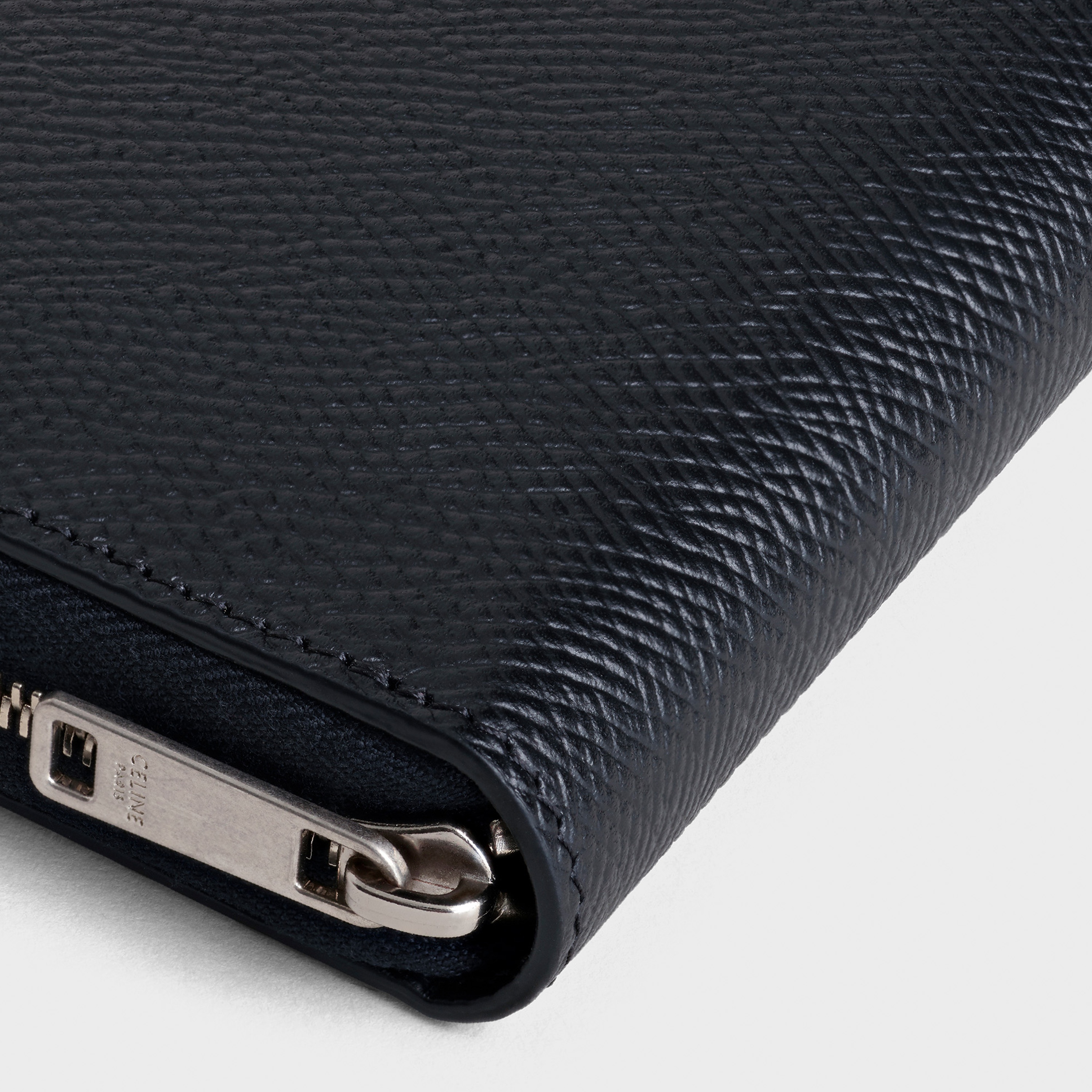 Large zipped wallet in Grained calfskin - 4