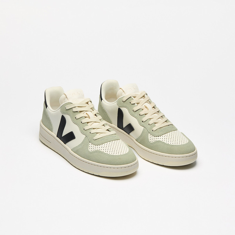 VEJA V-10 LEATHER PURE BLACK CLAY outlook