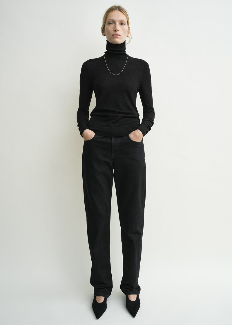 Totême Fine turtleneck black outlook