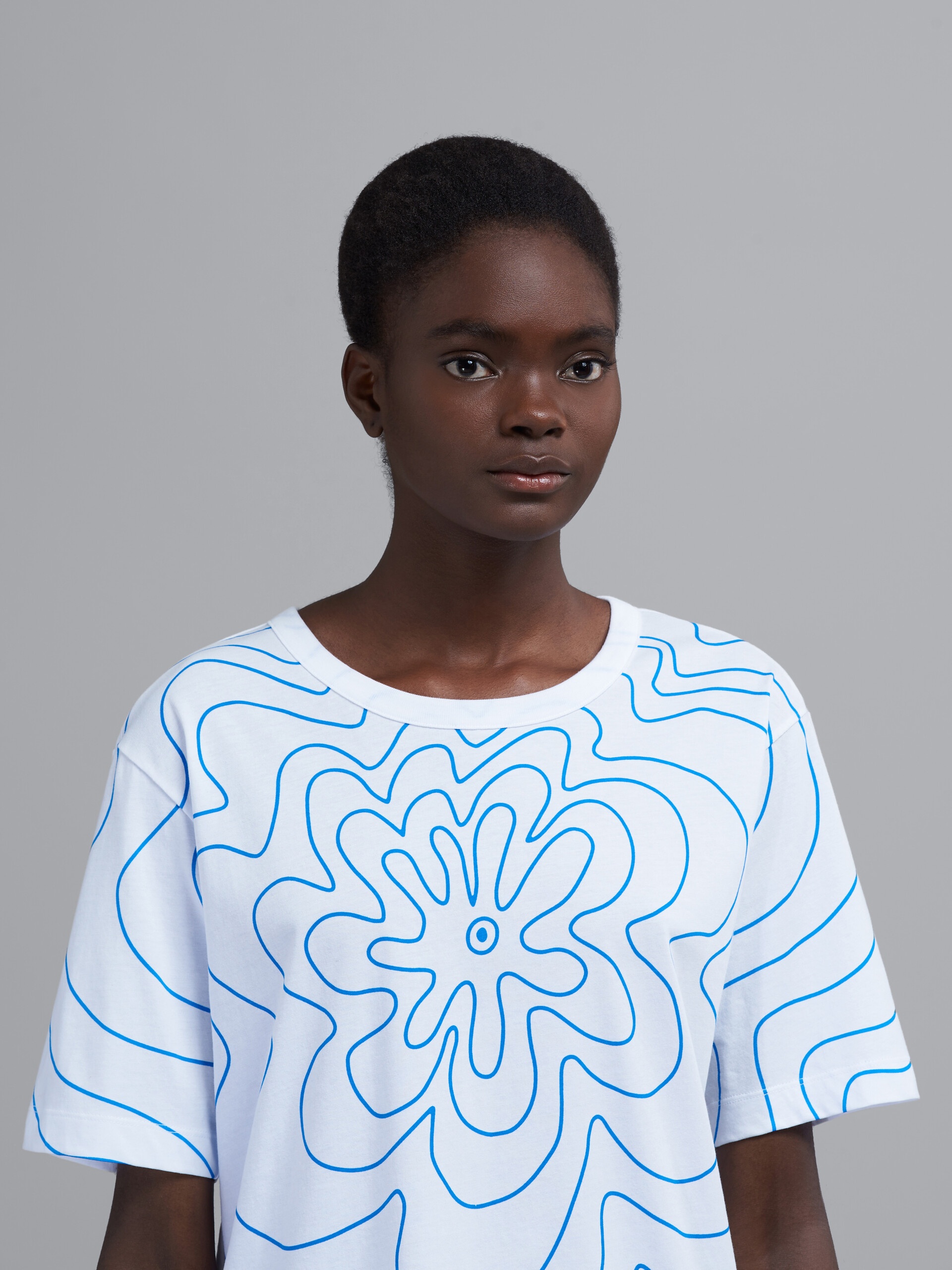 BLUE VIBRATING FLOWER PRINT ORGANIC JERSEY T-SHIRT - 4
