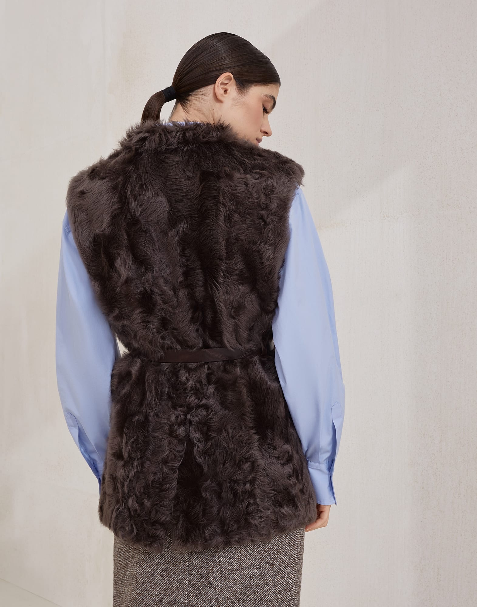 Wavy shearling vest with leather belt and monili - 2