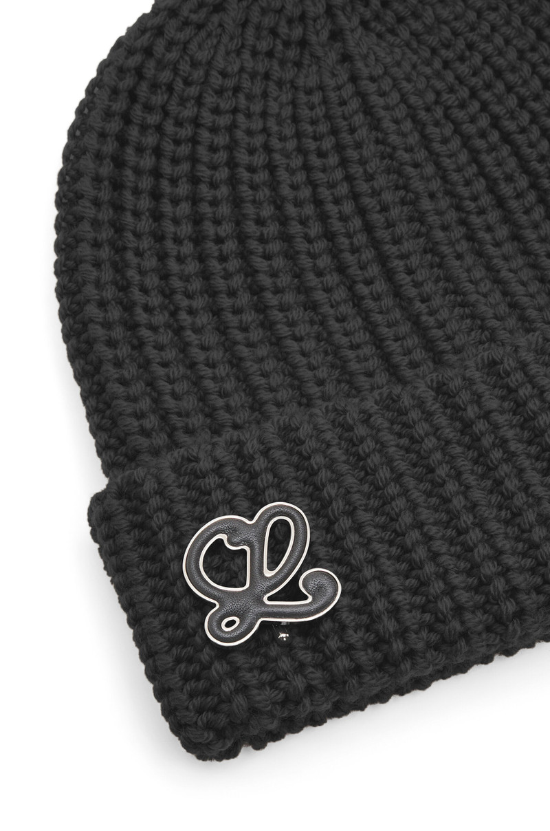 Anagram brooch beanie in wool 5