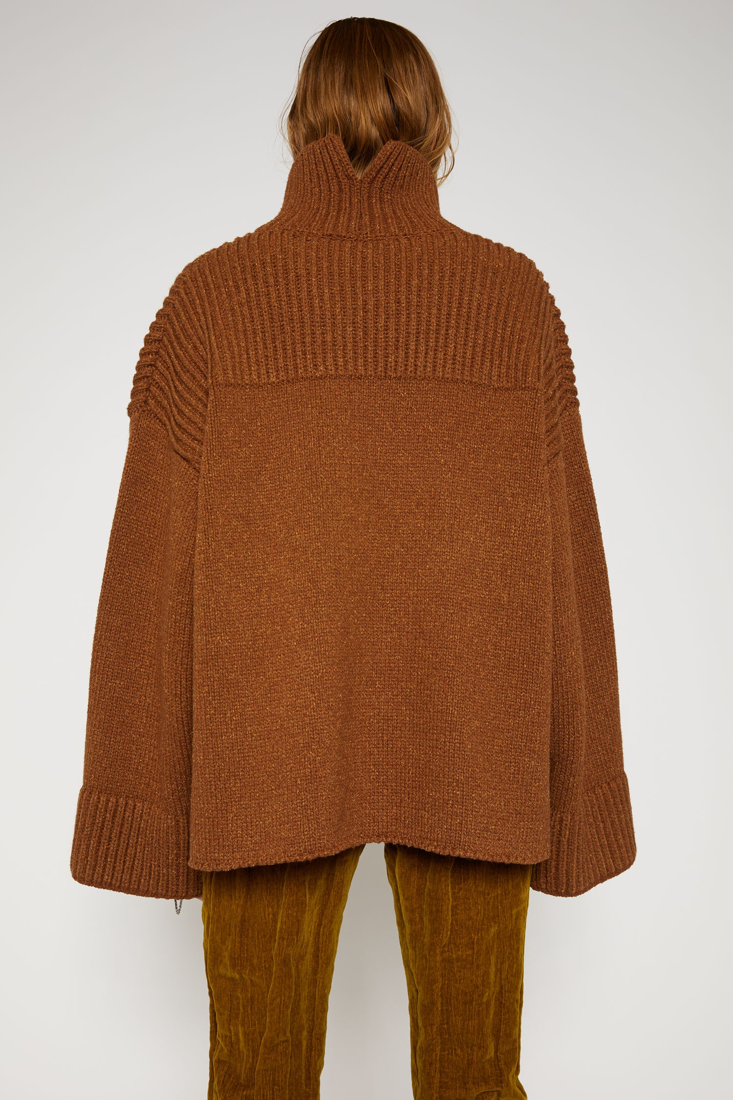 High-neck ribbed sweater almond brown - 4