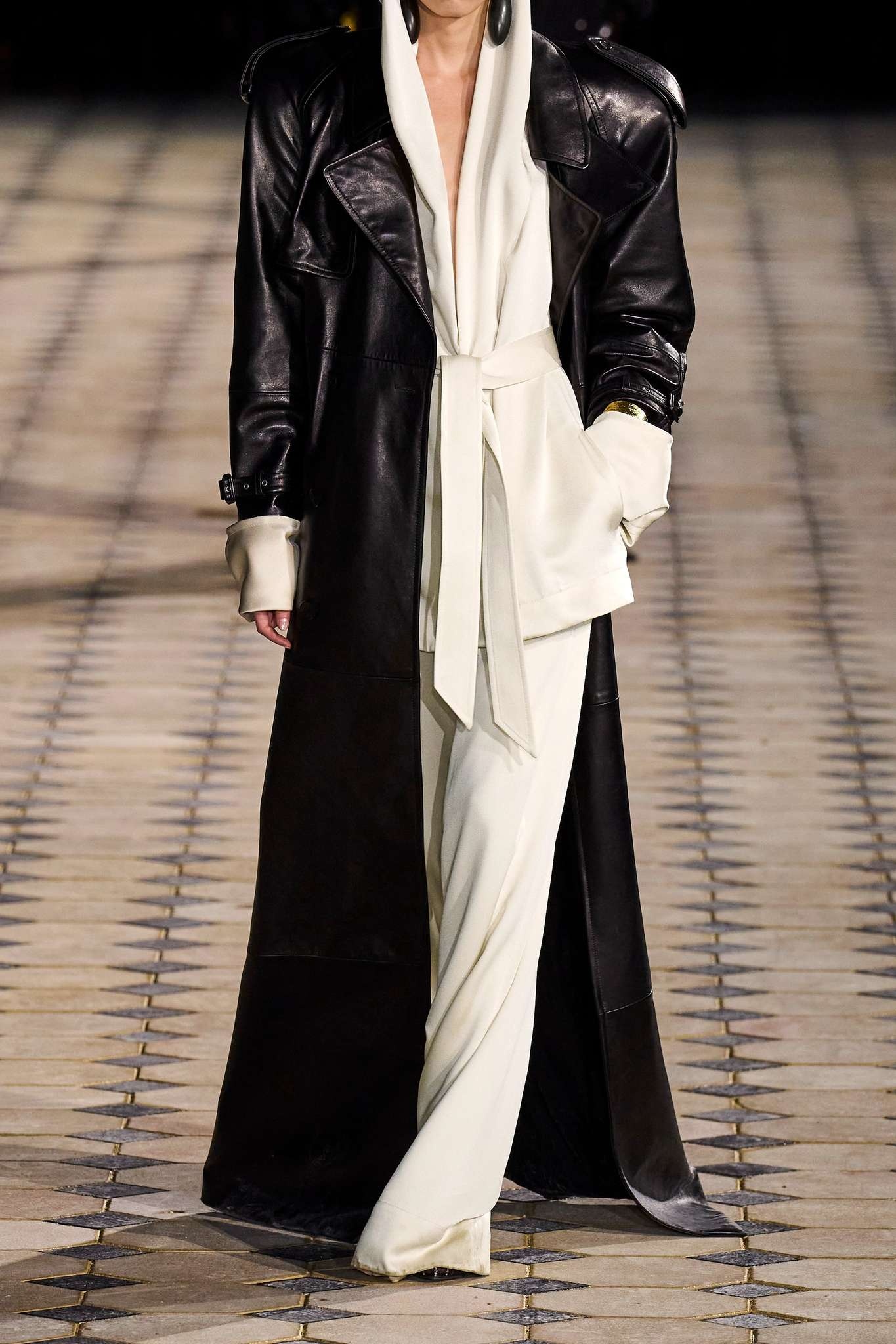 パンツ Saint Laurent Crepe Envers Satin Wide-Leg Pants SAINT LAURENT Satin wide-leg pants | NET-A-PORTER