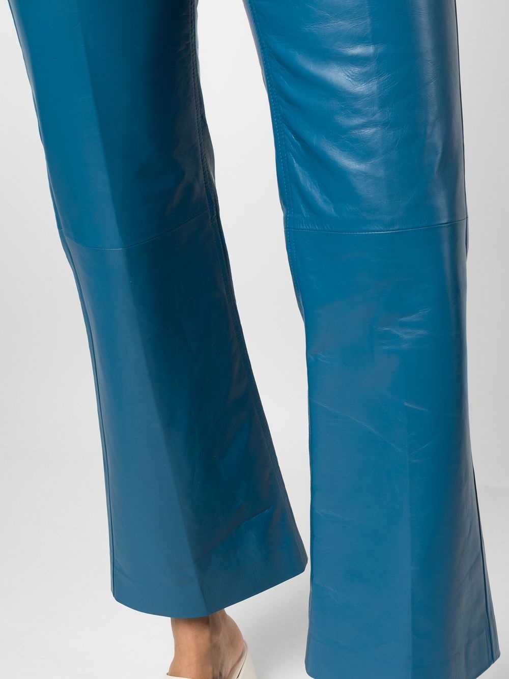 kick-flare cropped leather trousers - 5