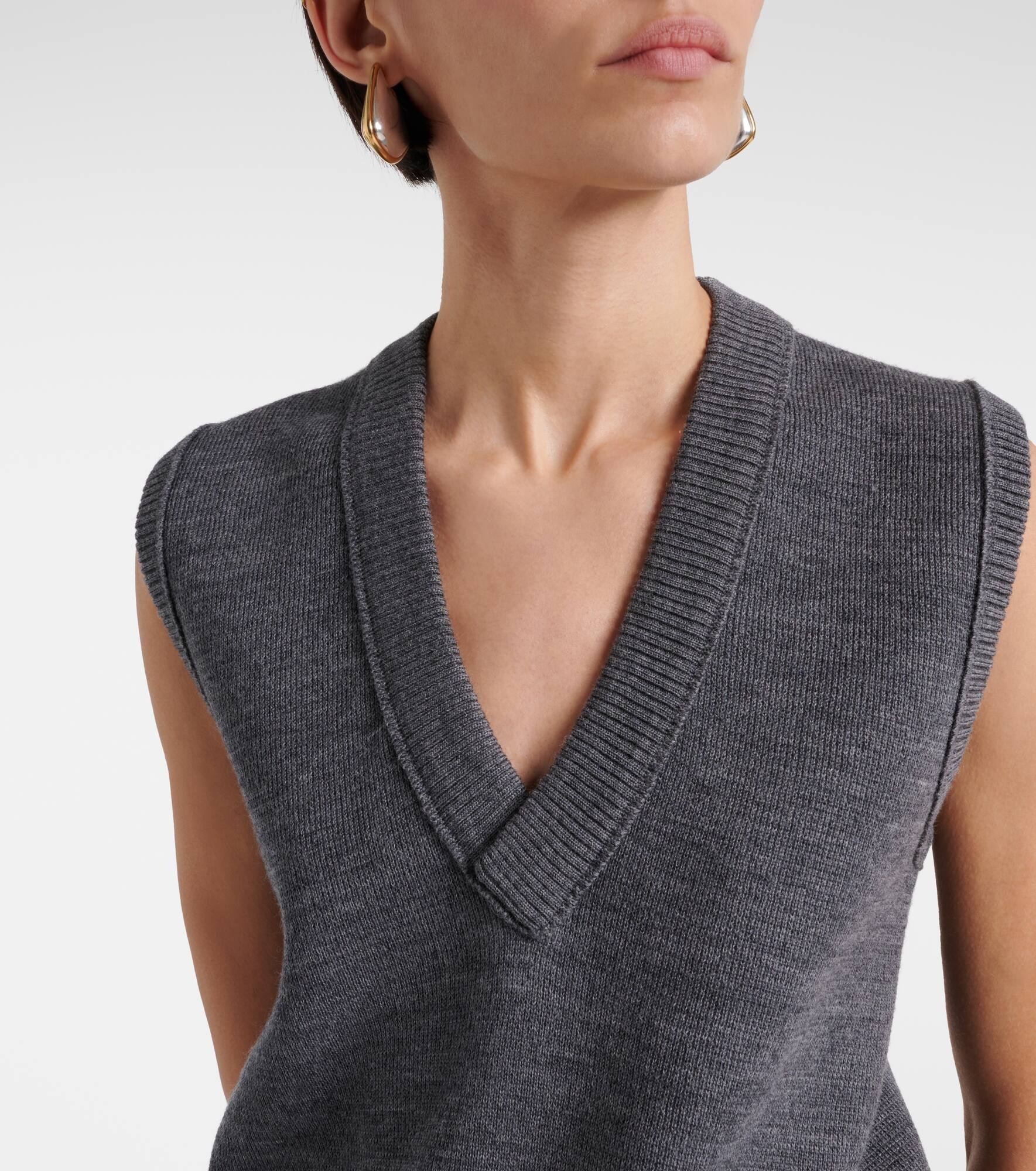 Wool sweater vest - 4