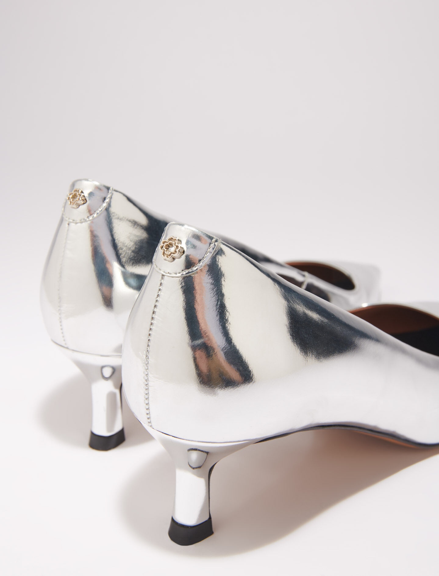 Pointed mirrored leather pumps - 4