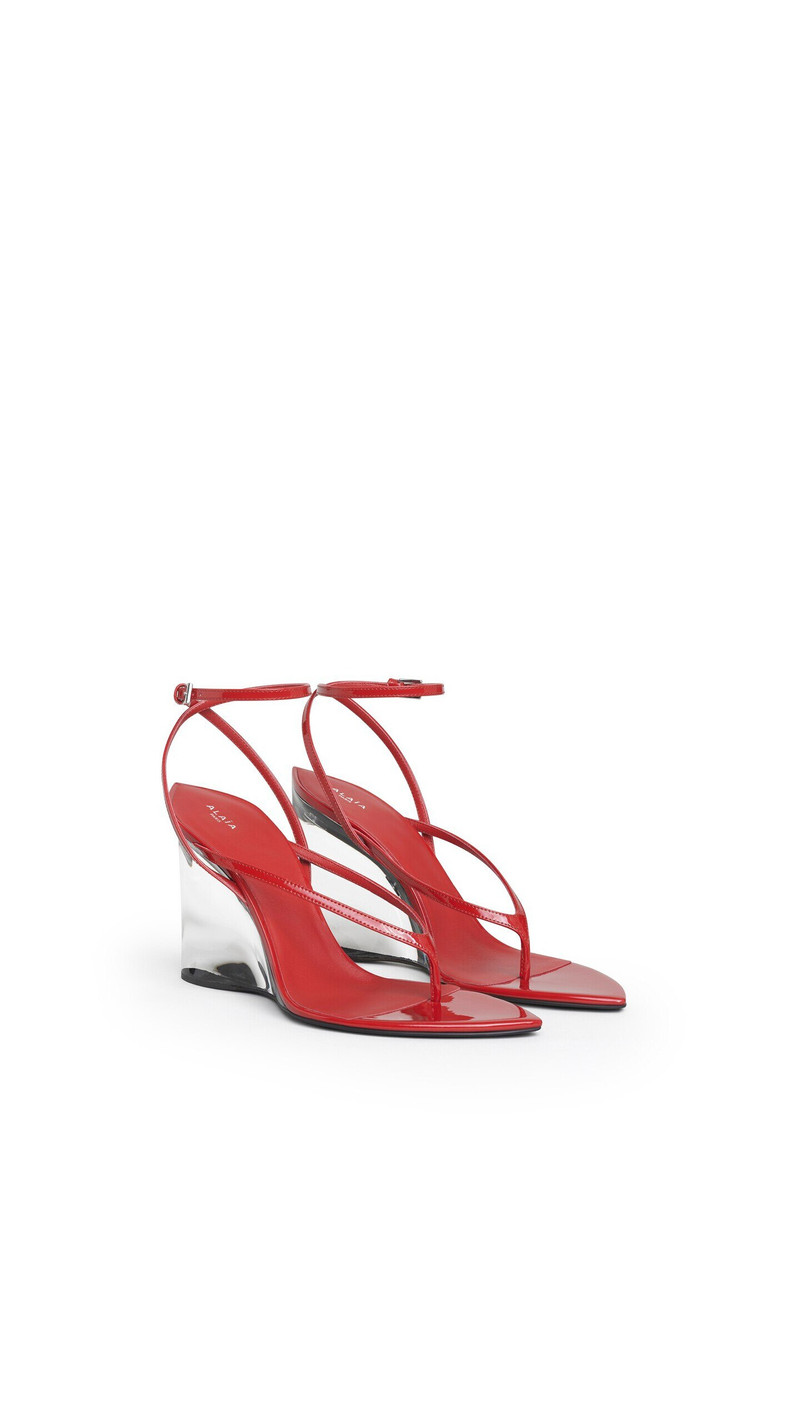 Alaïa INVISIBLE THONG SANDALS IN PATENT CALFSKIN outlook