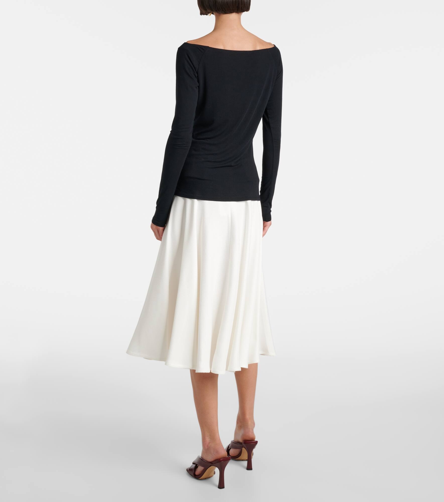 Chic Comfort off-shoulder top - 3