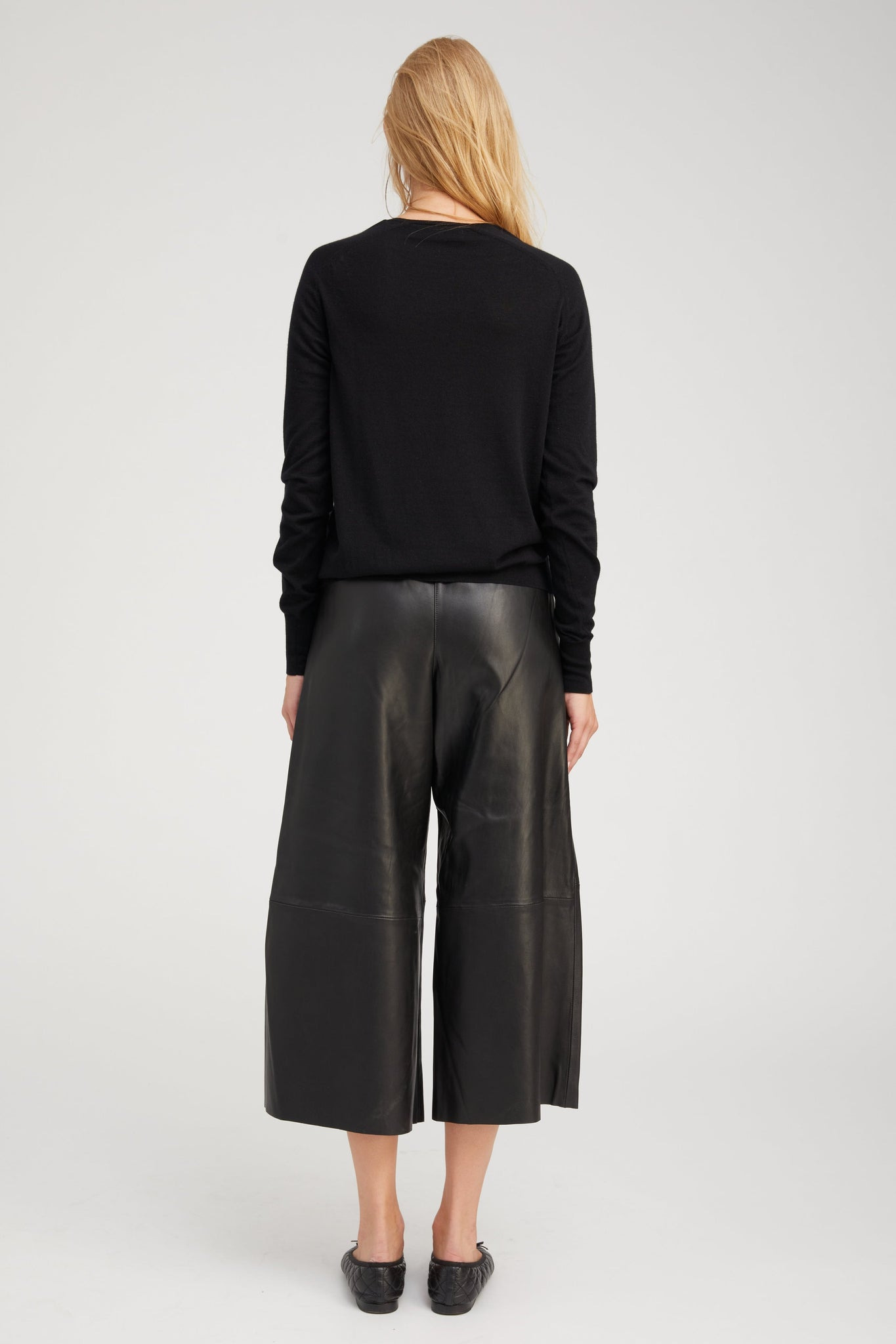 BLACK CASHMERE V-NECK SWEATER - 4