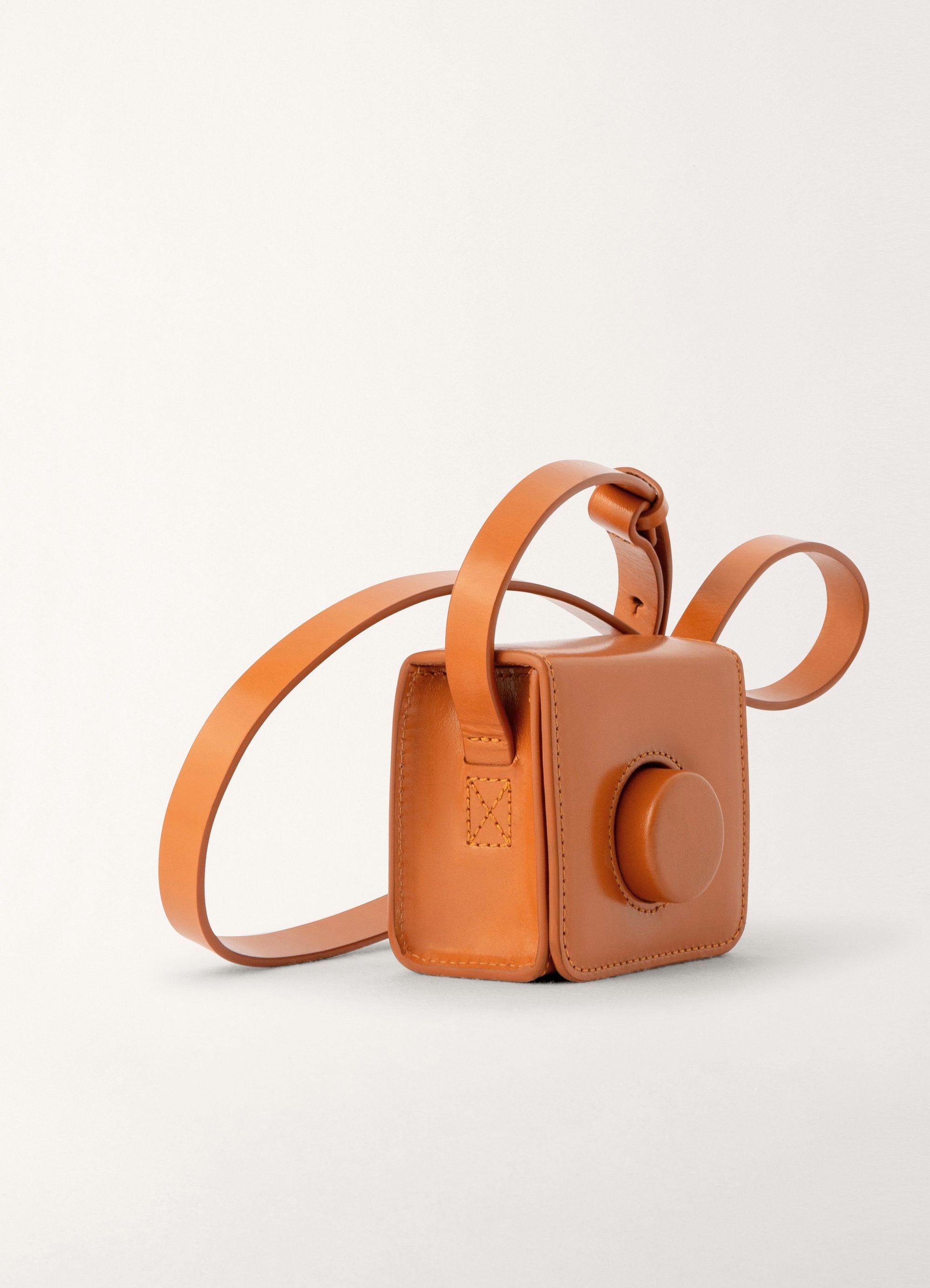 MINI CAMERA BAG
VEGETABLE-TANNED LEATHER - 2