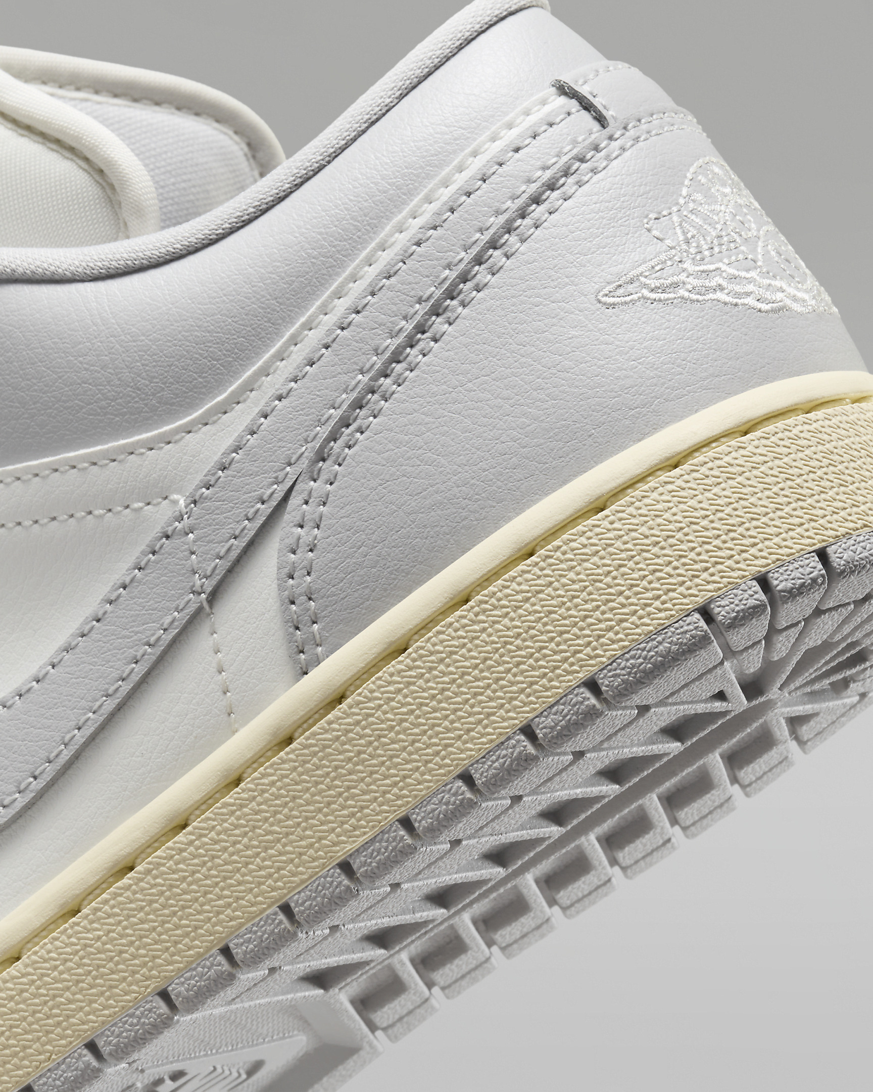 Air Jordan 1 Low Women's Shoes - 8