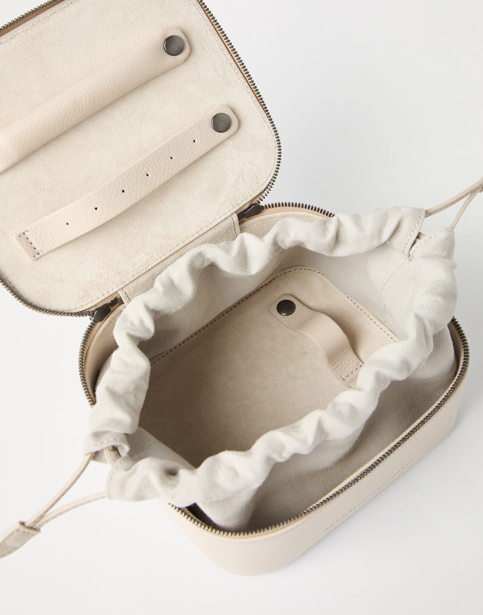 Grained leather jewelry box with shiny zipper pull - 4