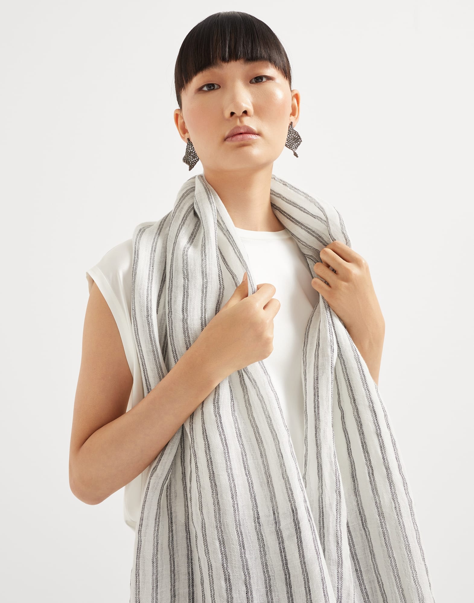Sparkling striped linen scarf with fringe - 4