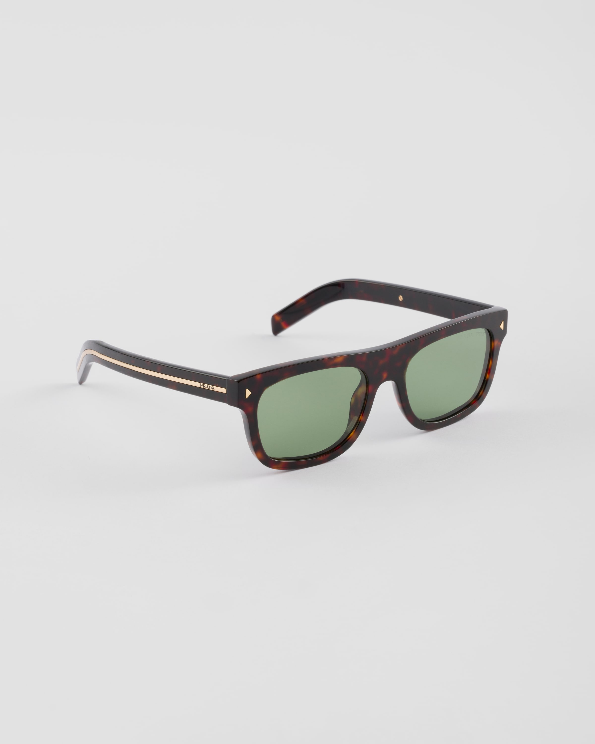 Sunglasses with the iconic metal plaque - 3