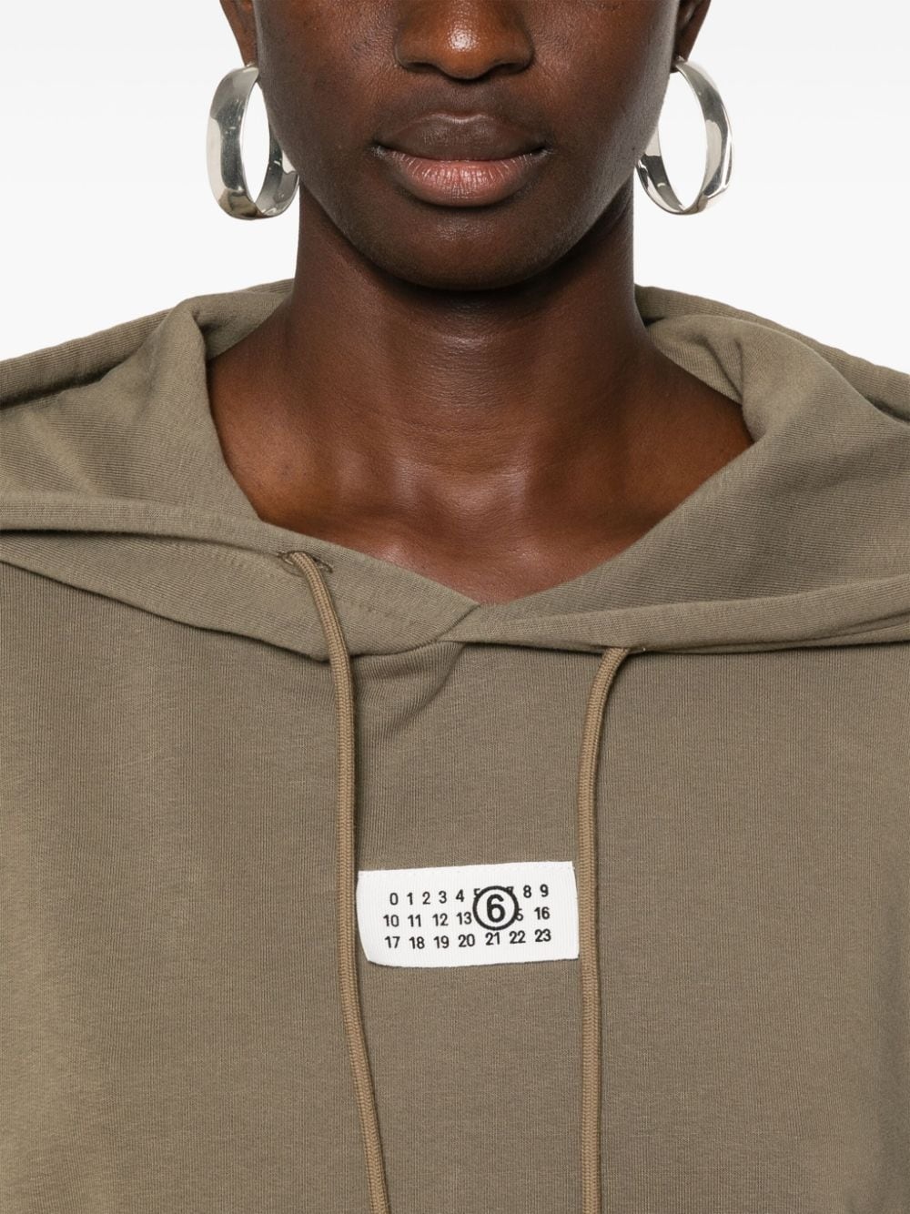 【送料関税込】MM6 Maison Margiela Numbers Patch Logo Hoodie MM6 Maison Margiela numbers-patch Hoodie | Black | FARFETCH