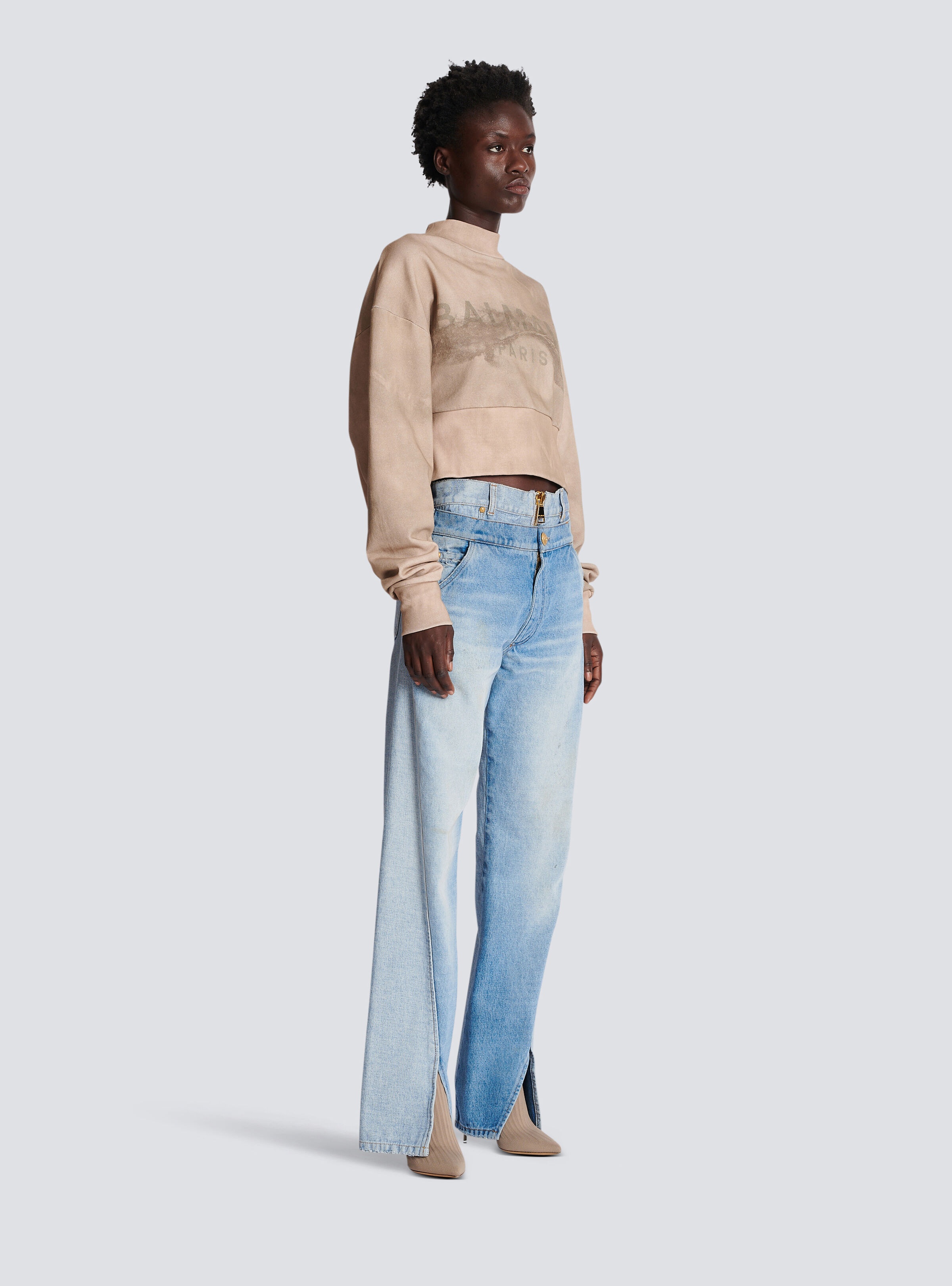 Eco-responsible cotton cropped sweatshirt with Balmain logo print - 3