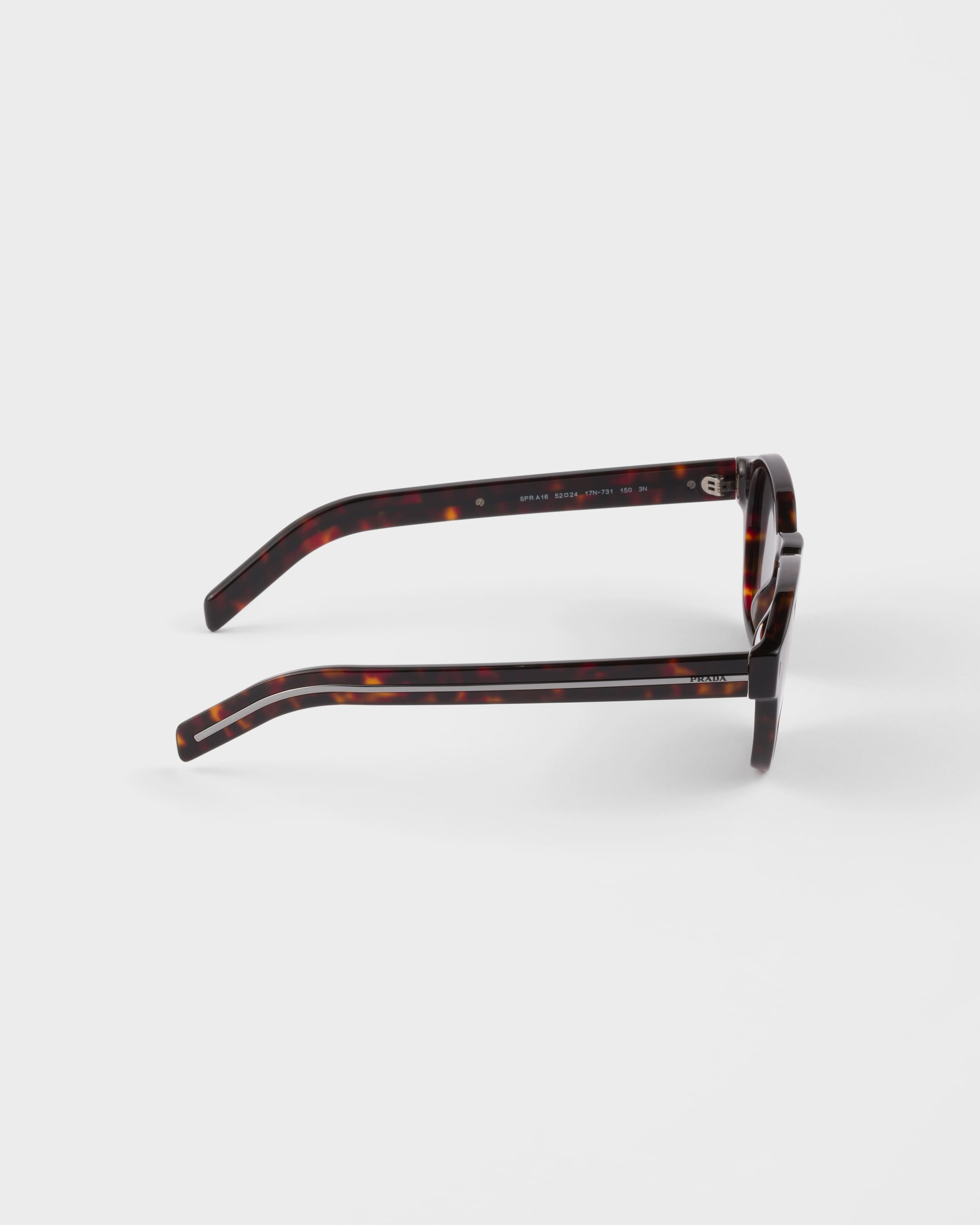 Sunglasses with the iconic metal plaque - 4