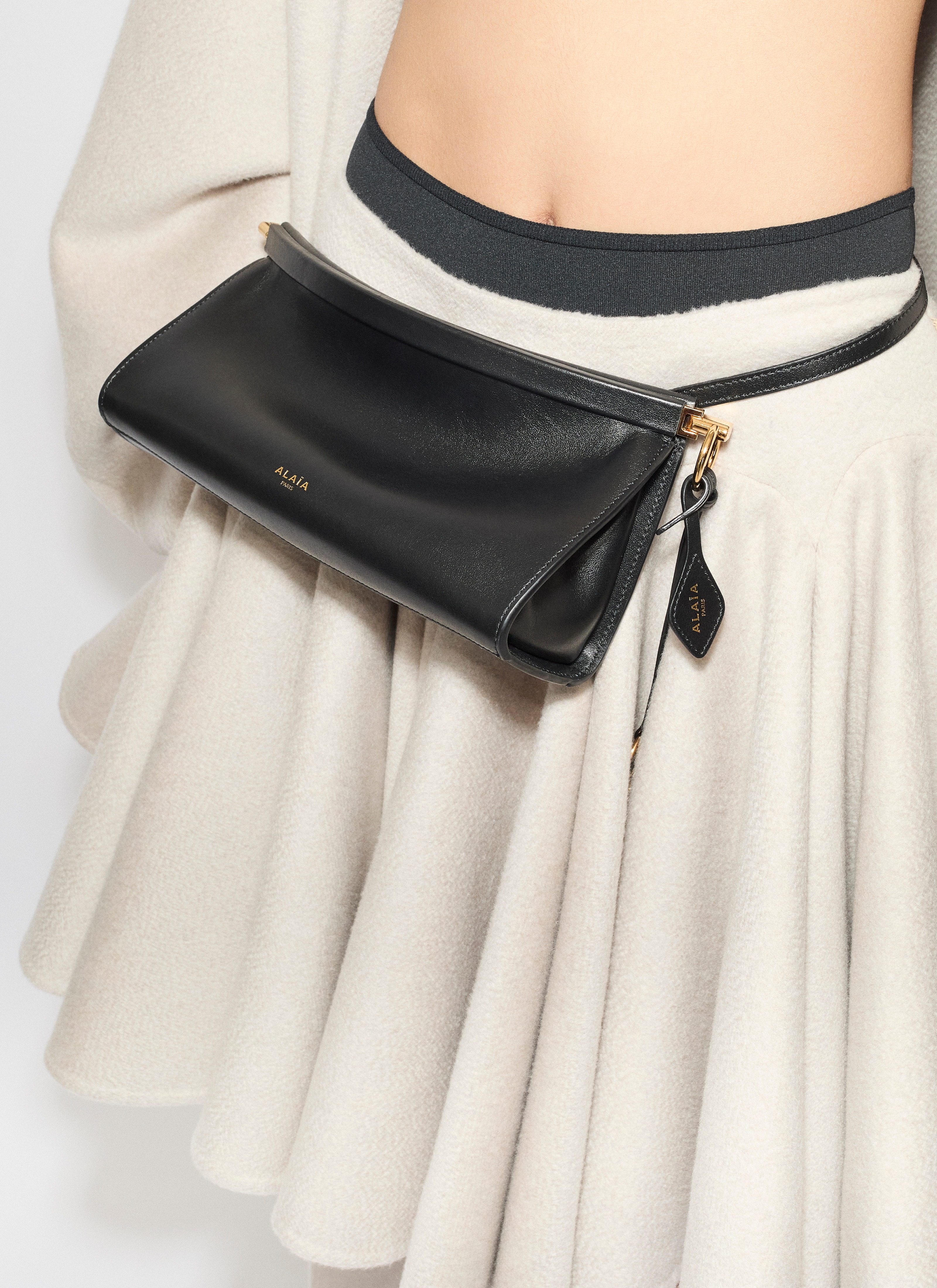 Alaïa LE CLICK EAST WEST SMALL BAG IN LEATHER | REVERSIBLE