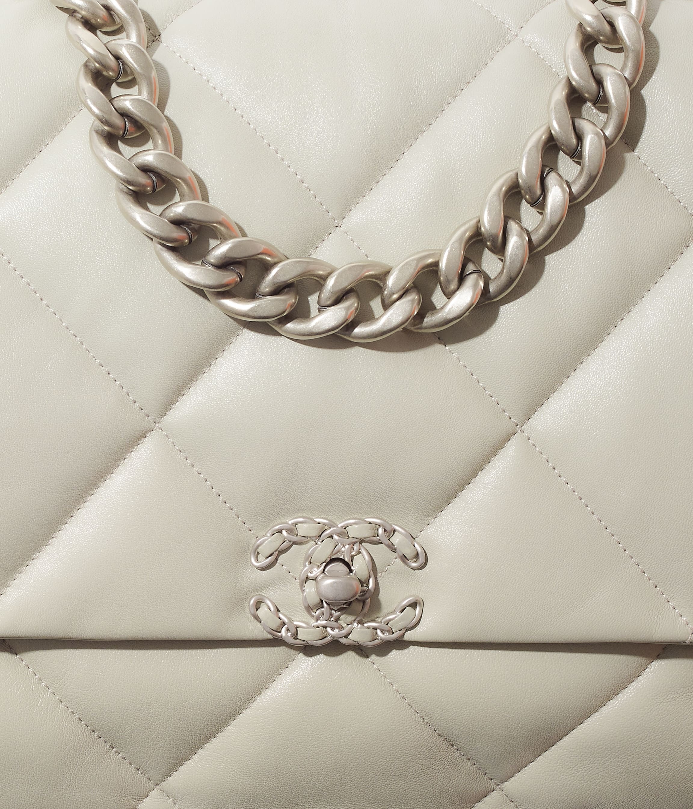 CHANEL 19 Maxi Handbag - 4