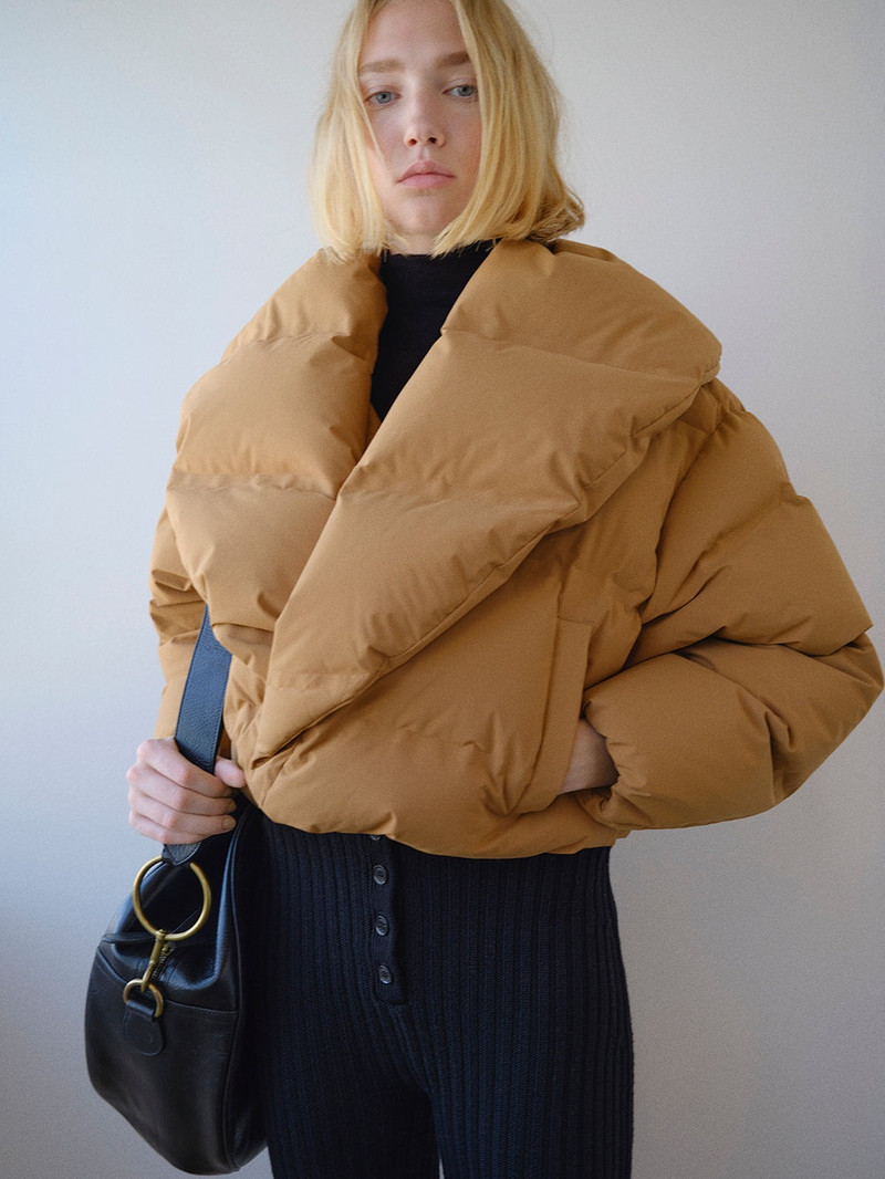 FRAME Cropped Shawl Puffer in Camel outlook