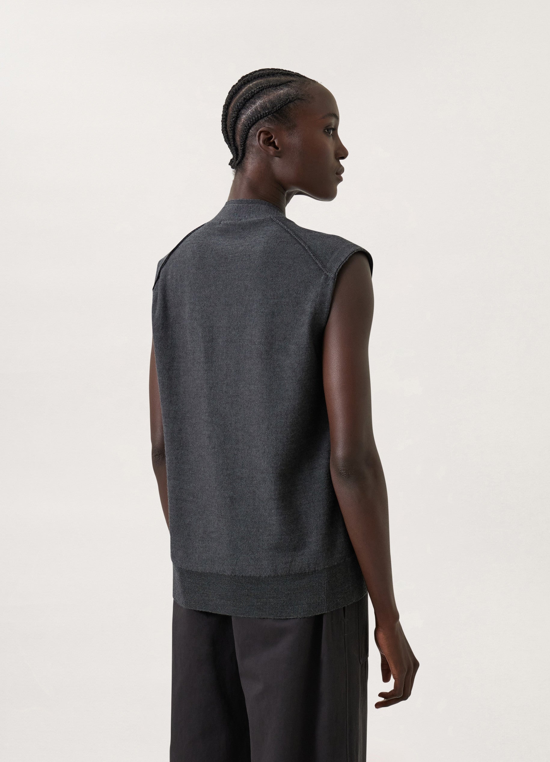 SLEEVELESS TWISTED CARDIGAN
MERINO BLEND - 3