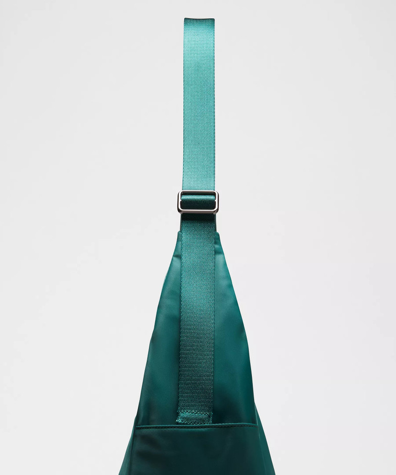 City Essentials Oversized Shoulder Bag 18L 4