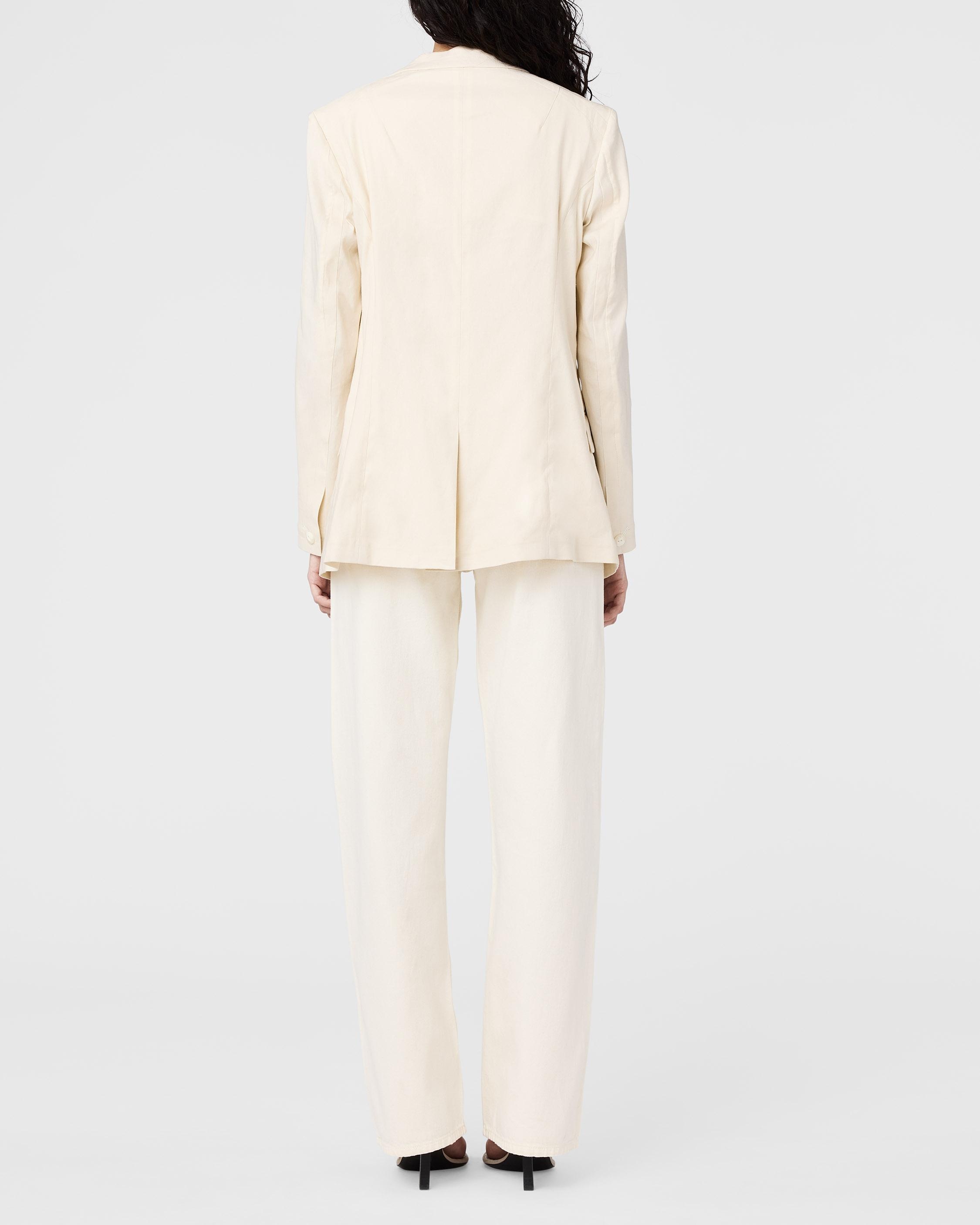 Margot Linen Blazer
Classic Fit Blazer - 3