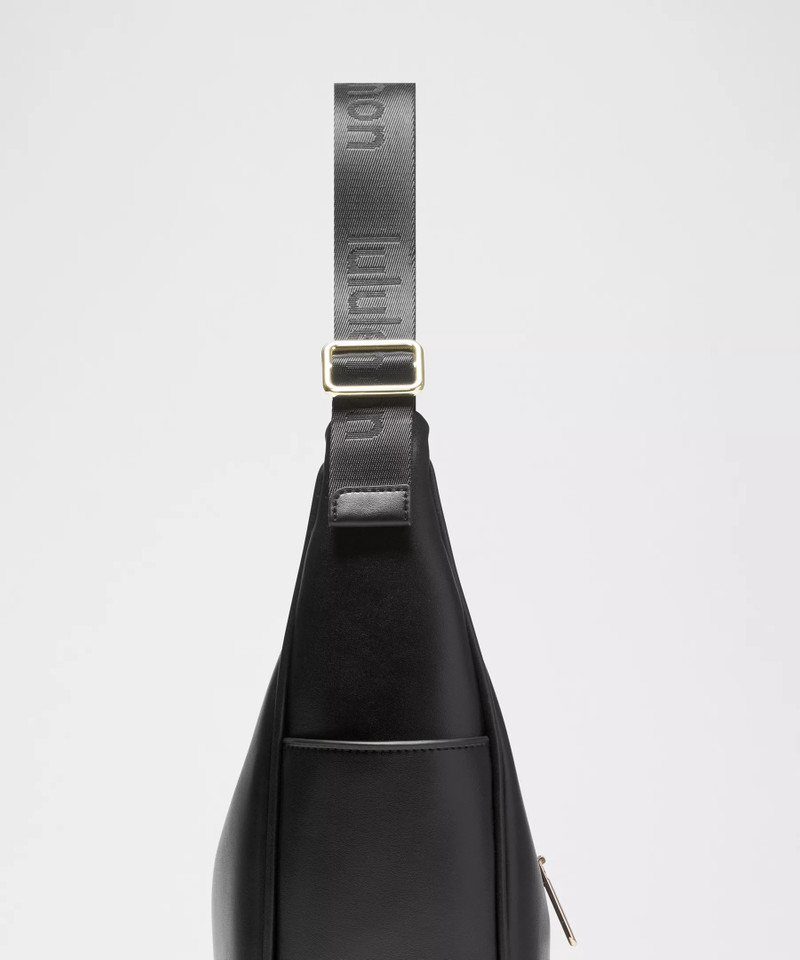 City Essentials Shoulder Bag 4L *Smooth Leather Alternative 4