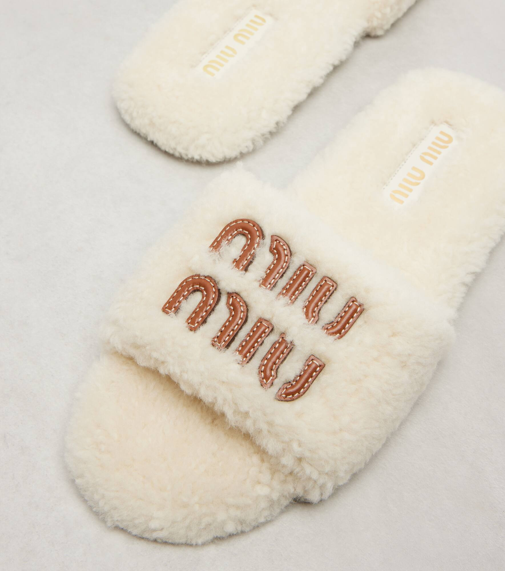 Logo leather-trimmed shearling slides - 5